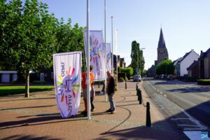 Dorpsraad Ospel nieuwe vlaggen op Aerthijsplein