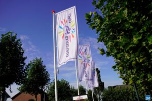 Dorpsraad Ospel nieuwe vlaggen op Aerthijsplein